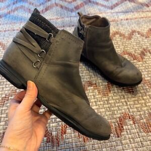 WHITE MOUNTAIN | Women's‎ Grey Suede Side Zip Ankle Booties